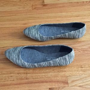 Cute & comfy black and white flats size 8
